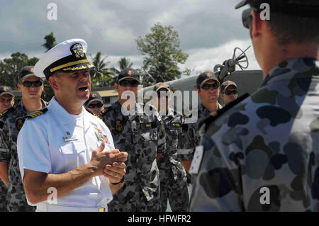 090818-N-9689V-001 HONIARA, Solomon Islands (Aug. 18, 2009) Capt. Andrew Cully, Pacific Partnership 2009 mission commander, thanks the crews of Royal Australian Navy Landing Craft Heavy (LCH) HMAS Betano (L 133) and HMAS Wewak (L 130) for their contributions to Pacific Partnership 2009. Pacific Partnership is a humanitarian assistance mission in the U.S. Pacific Fleet area of responsibility. (U.S. Navy photo by Mass Communication Specialist 2nd Class Joshua Valcarcel/Released) US Navy 090818-N-9689V-001 Capt. Andrew Cully, Pacific Partnership 2009 mission commander, thanks the crews of Royal A Stock Photo