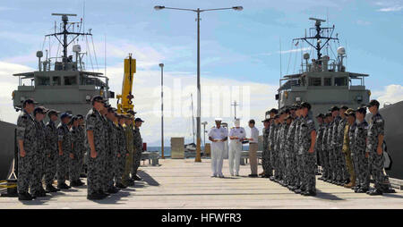 090818-N-9689V-002 HONIARA, Solomon Islands (Aug. 18, 2009) Capt. Andrew Cully, Pacific Partnership 2009 mission commander, thanks the crews of Royal Australian Navy Landing Craft Heavy (LCH) HMAS Betano (L 133) and HMAS Wewak (L 130) for their contributions to Pacific Partnership 2009. Pacific Partnership is a humanitarian assistance mission in the U.S. Pacific Fleet area of responsibility. (U.S. Navy photo by Mass Communication Specialist 2nd Class Joshua Valcarcel/Released) US Navy 090818-N-9689V-002 Capt. Andrew Cully, Pacific Partnership 2009 mission commander, thanks the crews of Royal A Stock Photo