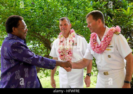090818-N-9689V-003 HONIARA, Solomon Islands (Aug.18, 2009) Prime Minister Dr. Derek Sikua, greets Capt. Andrew Cully, Pacific Partnership mission commander, and Capt. John Shaub, Pacific Partnership deputy mission commander, during the closing ceremony of the Pacific Partnership mission in the Solomon Islands. Pacific Partnership is a humanitarian assistance mission in the U.S. Pacific Fleet area of responsibility. (U.S. Navy photo by Mass Communication Specialist 2nd Class Joshua Valcarcel/Released) US Navy 090818-N-9689V-003 Prime Minister Dr. Derek Sikua, greets Capt. Andrew Cully, Pacific  Stock Photo