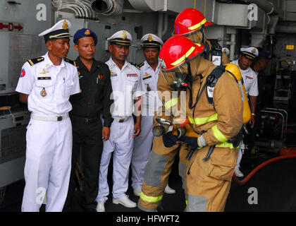 Sailors learn proper hose handling and spray patterns during damage ...