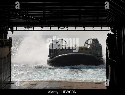 081018-N-9134V-004 PERSIAN GULF (Oct. 18, 2008) A landing craft air cushion from Assault Craft Unit (ACU) 4 embarks aboard the amphibious dock landing ship USS Carter (LSD 50). Carter Hall is deployed as part of the Iwo Jima Expeditionary Strike Group supporting maritime security operations in the U.S. 5th Fleet area of responsibility. (U.S. Navy photo by Mass Communication Specialist 2nd Class Flordeliz Valerio/Released) US Navy 081018-N-9134V-004 A landing craft air cushion embarks aboard the amphibious dock landing ship USS Carter (LSD 50) Stock Photo