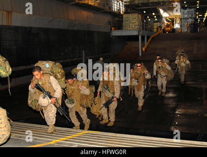 081018-N-9134V-031 PERSIAN GULF (Oct. 18, 2008) Marines from the 26th Marine Expeditionary Unit (26th MEU) embark aboard the amphibious dock landing ship USS Carter Hall (LSD 50). Carter Hall is deployed as part of the Iwo Jima Expeditionary Strike Group supporting maritime security operations in the U.S. 5th Fleet area of responsibility. (U.S. Navy photo by Mass Communication Specialist 2nd Class Flordeliz Valerio/Released) US Navy 081018-N-9134V-031 Marines embark aboard the amphibious dock landing ship USS Carter Hall (LSD 50) Stock Photo