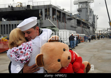 081018-N-7987H-168 PORTSMOUTH, Va. (Oct. 18, 2008) Brittany Hill welcomes home Seaman John McCombs during a homecoming ceremony for the amphibious dock landing ship USS Oak Hill (LSD 51) at Earl Industries Shipyard in Portsmouth, Va. The Oak Hill returned after completing a seven-month deployment to the Mediterranean Sea and Persian Gulf. U.S. Navy photo by Mass Communication Specialist 3rd Class Mandy Hunsucker (Released) US Navy 081018-N-7987H-168 Brittany Hill welcomes home Seaman John McCombs during a homecoming ceremony for the amphibious dock landing ship USS Oak Hill (LSD 51) Stock Photo