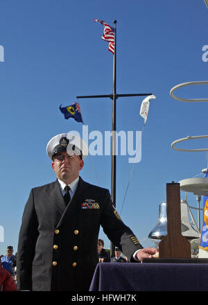 081111-N-5188B-021 GROTON Conn. (Nov. 11, 2008) During the Veterans Day service at the U.S. Submarine Veterans WWII National Submarine Memorial East Senior Chief Machinist Mate Gary Allen strikes the ship’s bell twice in remembrance of every United States submarine and crew that have been lost. The Submarine Memorial honors those who have served and those on eternal patrol. (U.S. Navy photo by Mass Communication Specialist 2nd Class Peter D. Blair/Released) US Navy 081111-N-5188B-021 Senior Chief Machinist Mate Gary Allen strikes the ship's bell twice in remembrance of every United States subm Stock Photo