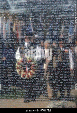 081111-N-5188B-033  GROTON, Conn. (Nov. 11, 2008) Eleanor Powers, Leroy Webb, Frances Krupenevich and Chevy Brown are reflected in the Wall of Honor of the U.S. Submarine Veterans WWII National Submarine Memorial East as they lay a wreath during a Veterans Day service. (U.S. Navy photo by Mass Communication Specialist 2nd Class Peter D. Blair/Released) US Navy 081111-N-5188B-033 Eleanor Powers, Leroy Webb, Frances Krupenevich and Chevy Brown are reflected in the Wall of Honor Stock Photo