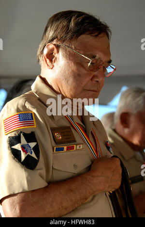 081111-N-5476H-020 PEARL HARBOR, Hawaii (Nov. 11, 2008) Abilino Bagaya of the Veterans of Foreign Wars Post 1572 Waipahu, Hawaii, bows his head for a moment of silence during a Veterans Day sunset service aboard the Battleship Missouri Memorial. Bagaya, who served with the 1st Filipino Infantry Regiment, gathered along fellow veterans, friends, family members, and service members from all branches of the military to honor those that have served. (U.S. Navy photo by Mass Communication Specialist 2nd Class Michael Hight/Released) US Navy 081111-N-5476H-020 Abilino Bagaya of the Veterans of Forei Stock Photo