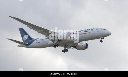 AeroMexico Boeing 787 Dreamliner N965AM on final approach to London-Heathrow Airport LHR Stock Photo