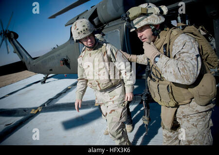 081221-N-0696M-264 AFGHANISTAN (Dec. 21, 2008) Adm. Mike Mullen, chairman of the Joint Chiefs of Staff, is welcomed by Lt. Col. David Odom, commanding officer, 3rd Battalion, 8th Marines to Forward Operating Base Bakwah. (U.S. Navy photo by Mass Communication Specialist 1st Class Chad J. McNeeley/Released) US Navy 081221-N-0696M-264 Adm. Mike Mullen is welcomed by Lt. Col. David Odom at Forward Operating Base Bakwah Stock Photo