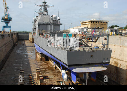 090219-N-4003L-001 PEARL HARBOR (Feb. 19, 2009) The guided-missile cruiser USS Port Royal (CG 73) sits in drydock at the Pearl Harbor Naval Shipyard as it is readied for repairs following the Feb. 5 grounding about a half-mile south of Honolulu Airport. An assessment of the ship and the repair efforts needed are ongoing. The ship entered drydock Feb. 18. (U.S. Navy photo by Michael F. Laley/Released) USS Port Royal (CG 73) aft elevated drydock view Stock Photo