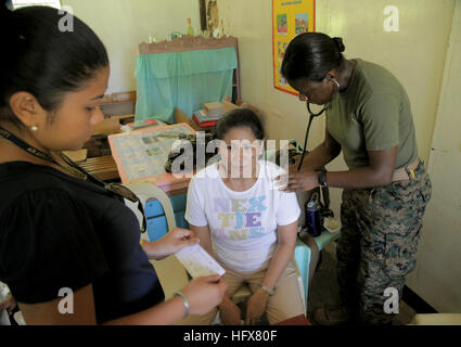 090420-A-0759M-009 DINGALAN, Aurora Province, Philippines (April 20, 2009) Lt. Helen Cann, Battalion Surgeon assigned to Health Service Support Platoon, Combat Logistics Battalion 31, 31st Marine Expeditionary Unit, examines a child at Umiray Elementary School during a joint medical civic action project supporting Balikatan 2009 in Dingalan. Civil military humanitarian assistance activities enable Armed Forces of the Philippines and U.S. personnel to get to know each other, train together, and provide assistance in communities where the need is greatest, improving their ability to operate as o Stock Photo