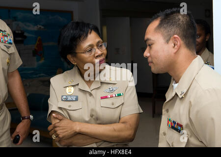 090429-0184L-N-008 CORPUS CHRISTI, Texas (April 29, 2009) Bureau of Medicine and Surgery Force Master Chief Laura Martinez listens as Hospital Corpsman 2nd Class Sarom Meas describes some of his career successes. Meas, a 9-year Navy veteran, is assigned to the Naval Health Clinic Corpus Christi Internal Medicine team. Martinez toured Naval Health Clinic Corpus Christi during a South Texas visit that included Brooke Army Medical Center in San Antonio. (U.S. Navy photo by Bill W. Love/Released) US Navy 090429-0184L-N-008 CORPUS CHRISTI, Tx. (April 29, 2009) Bureau of Medicine and Surgery Force M Stock Photo