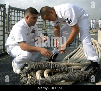 090504-N-7090S-334 NORFOLK, Va. (May 4, 2009) Chief Boatswain's Mate Fransisco Valdovinos, teaches Engineman 2nd Class Janis Francis how to tie a square knot on the flight deck of the littoral combat ship USS Freedom (LCS 1). (U.S. Navy photo by Mass Communication Specialist 2nd Class Jhi Scott/Released) US Navy 090504-N-7090S-334 Chief Boatswain's Mate Fransisco Valdovinos, teaches Engineman 2nd Class Janis Francis how to tie a square knot on the flight deck of the littoral combat ship USS Freedom (LCS 1) Stock Photo
