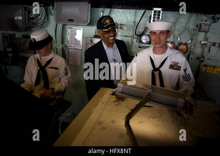 090504-N-5549O-068 ATLANTIC OCEAN (May 4, 2009) Acting Secretary of the Navy the Honorable BJ Penn greets Sailors in the pilot house aboard the amphibious transport dock ship USS Mesa Verde (LPD 19) during the 50th iteration of UNITAS Gold. UNITAS is a multinational maritime exercise with forces from Brazil, Canada, Chile, Colombia, Equador, Germany, Mexico, Peru, the United States and Uruguay practicing Naval tactics in a joint forces environment. (U.S. Navy photo by Mass Communication Specialist 2nd Class Kevin S. O'Brien/Released) US Navy 090504-N-5549O-068 Acting Secretary of the Navy the  Stock Photo