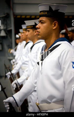090504-N-5549O-185 ATLANTIC OCEAN (May 4, 2009) Columbian sailors render honors to Acting Secretary of the Navy the Honorable BJ Penn as he is welcomed aboard the Columbian Navy frigate ARC Almirante Padilla (FM 51) during the 50th iteration of UNITAS Gold. UNITAS is a multinational maritime exercise with forces from Brazil, Canada, Chile, Colombia, Equador, Germany, Mexico, Peru, the United States and Uruguay practicing Naval tactics in a joint forces environment. (U.S. Navy photo by Mass Communication Specialist 2nd Class Kevin S. O'Brien/Released)(U.S. Navy photo by Mass Communication Speci Stock Photo