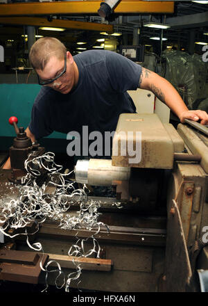 101029-N-5620H-026 APRA HARBOR, Guam (Oct. 29, 2010) Machinery Repairman Fireman Caleb Malek, assigned to the submarine tender USS Frank Cable (AS 40), manufactures a part on a lathe for the Los Angeles-class attack submarine USS City of Corpus Christi (SSN-705). Cable finished a Military Sealift Command (MSC) integration and is underway for sea trials. (U.S. Navy photo by Mass Communication Specialist Seaman Corey Hensley/Released) US Navy 101029-N-5620H-026 Machinery Repairman Fireman Caleb Malek, assigned to the submarine tender USS Frank Cable (AS 40), manufactures a part o Stock Photo