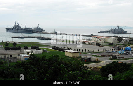 090615-N-7843A-037 OKINAWA, Japan (June 15, 2009) USS Essex (LHD 2), USS Denver (LPD 9) and USS Tortuga (LSD 46) wait pierside at White Beach Naval Facility in Okinawa, Japan while the 31st Marine Expeditionary Unit loads gear and personnel before deploying for Talisman Sabre 2009. (U.S. Navy photo by Lt. Cmdr. Denver Applehans/Released) US Navy 090615-N-7843A-037 USS Essex (LHD 2), USS Denver (LPD 9) and USS Tortuga (LSD 46) wait pierside at White Beach Naval Facility in Okinawa, Japan Stock Photo