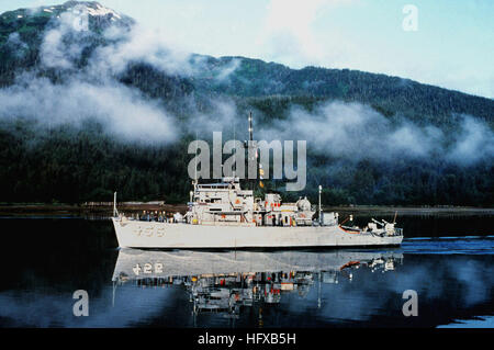 A port bow view of the ocean minesweeper USS IMPLICIT (MSO 455) underway near the coastline in the early morning.  The ship is assigned to the Naval Reserve Force (NRF). USS IMPLICIT (MSO 455) Stock Photo