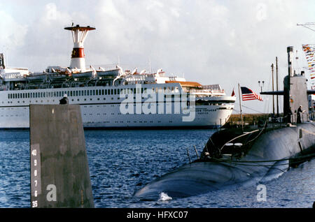 A starboard quarter view of the nuclear-powered strategic missile submarine USS VON STEUBEN (SSBN 632) moored near the Soviet transport ship MAXIM GORKY. USS Von Steuben with Maxim Gorky Stock Photo