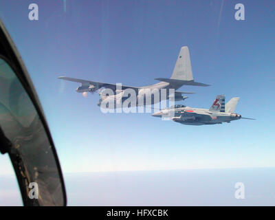 050824-N-0000H-002 Atlantic Ocean (Aug. 24, 2005) Ð An F/A-18F Super Hornet, assigned to the ÒSalty DogsÓ of Air Test and Evaluation Squadron Two Three (VX-23), refuels from a KC-130 Hercules during a test flight. The Super Hornet is loaded with a variety of ordnance, including air-to-air missiles, air-to-ground missiles and laser-guided bombs. VX-23 supports the research, development and test and evaluation of fixed wing tactical aircraft and currently flies all versions of the F/A-18 Hornet, EA-6B Prowler and the T-45 Goshawk. U.S. Navy photo by Mr. Joe Hegedus (RELEASED) US Navy 050824-N-00 Stock Photo