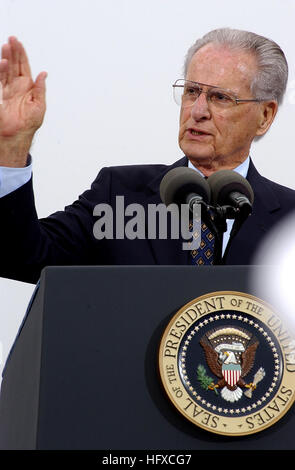 050830-N-0967W-073 Coronado, Calif. (Aug. 30, 2005) - Jerry Coleman, World War II veteran and commentator for the San Diego Padres baseball team, delivers opening remarks for a ceremony commemorating the 60th anniversary of the allied victory over Japan (V-J Day) during World War II. The ceremony was held on board Naval Air Station North Island and was attended by area service members. U.S. Navy photo by PhotographerÕs Mate 2nd Class Anthony W. Walker (RELEASED) US Navy 050830-N-0967W-073 Jerry Coleman, World War II veteran and commentator for the San Diego Padres baseball team, delivers openi Stock Photo