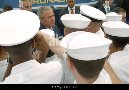 050830-N-0967W-293 Coronado, Calif. (Aug. 30, 2005) - President George W. Bush pauses to greet and shake hands with San Diego-area Sailors after delivering a speech commemorating the 60th anniversary of the allied victory over Japan (V-J Day) during World War II. The ceremony was held on board Naval Air Station North Island. U.S. Navy photo by PhotographerÕs Mate 2nd Class Anthony W. Walker (RELEASED) US Navy 050830-N-0967W-293 President George W. Bush pauses to greet and shake hands with San Diego-area Sailors after delivering a speech commemorating the 60th anniversary of the allied victory  Stock Photo