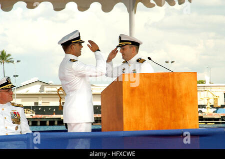 050923-N-1027J-027 Pearl Harbor, Hawaii (Sept. 24th, 2005) Ð Capt. Joseph Tofalo returns a hand salute rendered to him by Capt. L. David Marquet as Tofalo assumes his new duty as the Commanding Officer, USS. Olympia (SSN 717) on board Naval Station Pearl Harbor, Hawaii. U.S. Navy photo by Photographer's Mate Airman John T. Jackson (RELEASED) US Navy 050923-N-1027J-027 Capt. Joseph Tofalo returns a hand salute rendered to him by Capt. L. David Marquet as Tofalo assumes his new duty Stock Photo