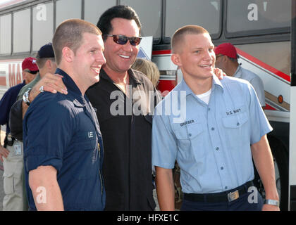 050921-N-9274T-008 New Orleans (Sept. 21, 2005) - Musician/actor Wayne Newton poses for a photograph with U.S. Navy Air Traffic Controller Airmen Dustin Lee, left, and Teron Graeber before a USO concert for military personnel supporting Hurricane Katrina relief efforts. The Navy's involvement in the Hurricane Katrina humanitarian assistance operations are led by the Federal Emergency Management Agency (FEMA), in conjunction with the Department of Defense. U.S. Navy photo by Photographer's Mate 2nd Class William Townsend (RELEASED) US Navy 050921-N-9274T-008 Wayne Newton poses for a photograph  Stock Photo