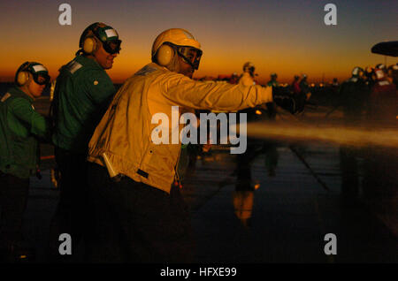 050928-N-2258R-005 Norfolk, Va. (Sept. 28, 2005) - A hose team is given direction on fighting a fire on the Mobile Aircraft Firefighting Device (MAFTD) during a nighttime General Quarters drill on the flight deck aboard Nimitz-class aircraft carrier USS Dwight D. Eisenhower (CVN 69). The MAFTD was brought aboard Eisenhower so flight deck personnel could train on aircraft firefighting techniques. U.S. Navy photo by Photographer's Mate 3rd Class Pedro Rios Alvarez (RELEASED) US Navy 050928-N-2258R-005 A hose team is given direction on fighting a fire on the Mobile Aircraft Firefighting Device (M Stock Photo