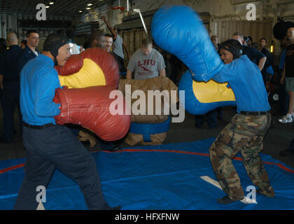 061105-N-0730W-054 Atlantic Ocean (Nov. 5, 2006) - Sailors on board the multipurpose amphibious assault ship USS WASP (LHD 1) takes part in Óbig glove' boxing match during a steel beach picnic. Wasp is currently in transit on the way to homeport Norfolk, Va., after completing a humanitarian mission in support of Joint Task Force Lebanon. U.S. Navy photo by Mass Communication Specialist 3rd Class Sarah West (RELEASED) US Navy 061105-N-0730W-054 Sailors on board the multipurpose amphibious assault ship USS WASP (LHD 1) takes part in big glove boxing match during a steel beach picnic Stock Photo