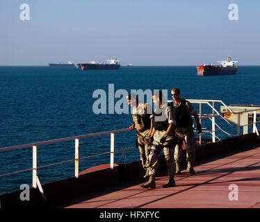 051111-N-8163B-012 Persian Gulf (Nov. 11, 2005) – U.S. Coast Guard and Iraqi Marines conduct Visit, Board, Search and Seizure (VBSS) training operations on board the Al Basrah Oil Terminal (ABOT) in the Persian Gulf. Coalition forces have been training Iraqi personnel in force protection and search and seizure operations in effort to turn over the two oil terminals in the area to Iraq. U.S. Navy photo by Photographer's Mate Airman Eben Boothby (RELEASED) US Navy 051111-N-8163B-012 U.S. Coast Guard and Iraqi Marines conduct Visit, Board, Search and Seizure (VBSS) training operations on board th Stock Photo