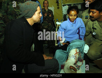 051126-N-1261P-080 Muzaffarabad, Pakistan (Nov. 26, 2005) - Academy Award nominated actor Brad Pitt visits a young girl who is a patient at the 212th MASH unit in Muzaffarabad, Pakistan. The United States is participating in a multi-national assistance and support effort led by the Pakistani Government to bring aid to the victims of the devastating earthquake that struck the region on October 8th, 2005. U.S. Navy photo by Photographer's Mate 1st Class Eric S. Powell (RELEASED) US Navy 051126-N-1261P-080 Academy Award nominated actor Brad Pitt visits a young girl who is a patient at the 212th M Stock Photo