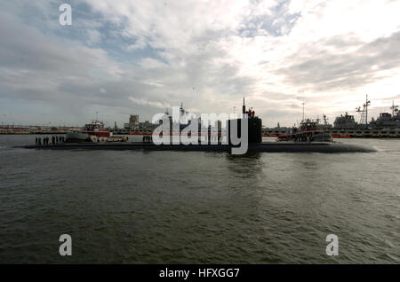 051129-N-6639M-001 Norfolk, Va. (Nov. 29, 2005) - Sailors aboard the Los Angeles-class attack submarine USS Charlotte (SSN 766) prepare to moor on board Naval Station Norfolk. Charlotte departed her homeport of Naval Station Pearl Harbor, Hawaii, Oct. 27, bound for Norfolk Naval Shipyard in Portsmouth, where the submarine will undergo a Depot Modernization Period before returning to the Pacific Fleet in late 2006. U.S. Navy photo by Photographer's Mate 3rd Class Laura A. Moore (RELEASED) US Navy 051129-N-6639M-001 Sailors aboard the Los Angeles-class attack submarine USS Charlotte (SSN 766) pr Stock Photo