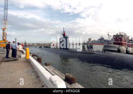 051129-N-6639M-004 Norfolk, Va. (Nov. 29, 2005) - Sailors aboard the Los Angeles-class attack submarine USS Charlotte (SSN 766) moor the submarine after arriving at Naval Station Norfolk. Charlotte departed her homeport of Naval Station Pearl Harbor, Hawaii, Oct. 27, bound for Norfolk Naval Shipyard in Portsmouth, where the submarine will undergo a Depot Modernization Period before returning to the Pacific Fleet in late 2006. U.S. Navy photo by Photographer's Mate 3rd Class Laura A. Moore (RELEASED) US Navy 051129-N-6639M-004 Sailors aboard the Los Angeles-class attack submarine USS Charlotte  Stock Photo