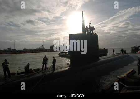 051129-N-6639M-005 Norfolk, Va. (Nov. 29, 2005) - Sailors aboard the Los Angeles-class attack submarine USS Charlotte (SSN 766) moor the submarine after arriving at Naval Station Norfolk. Charlotte departed her homeport of Naval Station Pearl Harbor, Hawaii, Oct. 27, bound for Norfolk Naval Shipyard in Portsmouth, where the submarine will undergo a Depot Modernization Period before returning to the Pacific Fleet in late 2006. U.S. Navy photo by Photographer's Mate 3rd Class Laura A. Moore (RELEASED) US Navy 051129-N-6639M-005 Sailors aboard the Los Angeles-class attack submarine USS Charlotte  Stock Photo