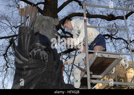 051130-N-5390M-004 U.S. Naval Academy, Annapolis, Md. (Nov. 30, 2005) Ð U.S. Naval Academy Midshipman Lauren Eanes and Midshipman Kevin Omalley paint the statue of Tecumseh on board the U.S Naval Academy in Annapolis, Md. Tecumseh sits in front of Bancroft Hall, the dormitory where the Brigade of Midshipmen resides. Midshipmen of the 9th Company paint the statue before Naval Academy football games and on special occasions. U.S. Navy photo by Mr. Ken Mierzejewski (RELEASED) US Navy 051130-N-5390M-004 U.S. Naval Academy Midshipman Lauren Eanes and Midshipman Kevin Omalley paint the statue of Tec Stock Photo