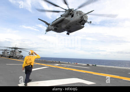 080908-N-1508S-070  CARIBBEAN (Sept. 8, 2008) An aircrew member salutes a CH-53E Super Stallion carrying Capt. Fernandez 'Frank' Ponds, Continuing Promise (CP) 2008 mission commander, as he departs for Haiti to assess hurricane damaged areas. America's contributions to the relief efforts were coordinated by the United States Agency for International Development and its Office of U.S. Foreign Disaster Assistance. (U.S. Navy photo by Mass Communication Specialist Seaman Apprentice Ernest Scott/Released) US Navy 080908-N-1508S-070 An aircrew member salutes a CH-53E Super Stallion carrying Capt. F Stock Photo