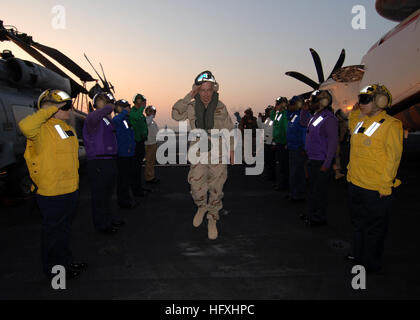 060104-N-2838C-001 Persian Gulf (Jan. 4, 2005) - Chief of Naval Operations (CNO) Admiral Mike Mullen walks through sideboys as honors are rendered. Admiral Mullen is aboard USS Theodore Roosevelt (CVN 71) for an overnight visit. Roosevelt and her embarked Carrier Air Wing Eight (CVW-8) are underway on a regularly scheduled deployment conducting maritime security operations. U.S.Navy photo by Photographer's Mate 3rd Class Michael D. Cole (RELEASED) US Navy 060104-N-2838C-001 Chief of Naval Operations (CNO) Admiral Mike Mullen walks through sideboys as honors are rendered. Admiral Mullen is aboa Stock Photo