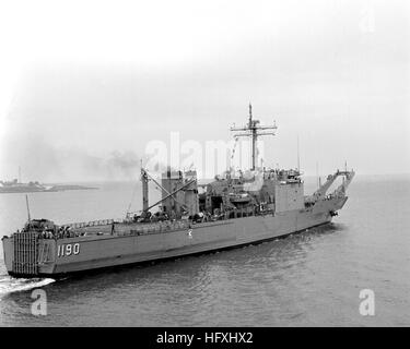 A starboard quarter view of the tank landing ship USS BOULDER (LST-1190) underway in the roadstead. USS Boulder (LST-1190) stbd quarter view Stock Photo