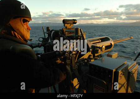 060115-N-9866B-003  Pacific Ocean (Jan. 15, 2006) - Aviation Ordnanceman 3rd Class John Hicks mans a MK-38 25mm machine gun on the aboard the amphibious assault ship USS Peleliu (LHA 5) during a simulated straits transit. Peleliu and ESG-3 is underway off the coast of Southern California conducting their Joint Task Force Exercise (JTFEX) in preparation for an upcoming scheduled deployment. U.S. Navy photo by Journalist 2nd Class Zack Baddorf (RELEASED) US Navy 060115-N-9866B-003 Aviation Ordnanceman 3rd Class John Hicks mans a MK-38 25mm machine gun Stock Photo