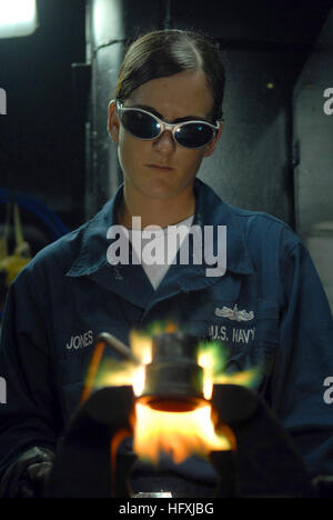 080705-N-1635S-003 PACIFIC OCEAN (July 5, 2008) Hull Technician Fireman Donna Jones, from Mentone, Texas, performs a brazing job in the pipe shop aboard the Nimitz-class aircraft carrier USS Ronald Reagan (CVN 76). Jones was selected by her chain of command as the Hard Charger of the Month for June. The Ronald Reagan Carrier Strike Group is on a scheduled deployment in the U.S. 7th Fleet area of responsibility. U.S. Navy photo by Mass Communication Specialist 3rd Class Joshua Scott (Released) US Navy 080705-N-1635S-003 Hull Technician Fireman Donna Jones, from Mentone, Texas, performs a brazin Stock Photo