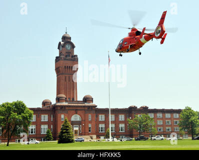 090622-N-8848T-136 GREAT LAKES, Ill. (June 22, 2009) An HH-65C Dolphin helicopter from U.S. Coast Guard Air Station Traverse City, Mich., takes off from historic Ross Field in front of headquarters Building 1 at Naval Station Great Lakes. The helicopter arrived to give the station’s commanding officer, Capt. David Schnell, an orientation flight over the base. (U.S. Navy photo by Scott A. Thornbloom/Released) US Navy 090622-N-8848T-188 An HH-65C Dolphin helicopter from U.S. Coast Guard Air Station Traverse City, Mich., takes off from historic Ross Field in front of headquarters Building 1 at Na Stock Photo