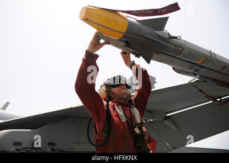 090623-N-6604E-015 ARABIAN SEA (June 23, 2009) Aviation Ordnanceman 2nd Class Bob Muckieroy inspects an AIM-9X missile attached to an F/A-18C Hornet from the Rampagers of Strike Fighter Squadron (VFA) 83 aboard the aircraft carrier USS Dwight D. Eisenhower (CVN 69). The Eisenhower Carrier Strike Group is on a scheduled deployment to the U.S. 5th Fleet area of responsibility supporting operations Enduring Freedom and Iraqi Freedom as well as maritime security operations. (U.S. Navy photo by Mass Communication Specialist Seaman Bradley Evans/Released) US Navy 090623-N-6604E-015 Aviation Ordnance Stock Photo