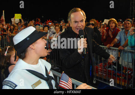 090704-N-1928O-372 BOSTON, Mass. (July 4, 2009) Mass Communication Specialist 3rd Class Anna Kiner, assigned to the USS Constitution, sings ÒSweet CarolineÓ with Neil Diamond during BostonÕs nationally televised 4th of July concert. Kiner, and nearly 600,000 spectators at the Charles River Esplanade were joined by millions of television viewers to celebrate AmericaÕs 233rd birthday with the Boston Pops concert and Fireworks Spectacular. The event coincided with Boston Harborfest and Boston Navy Week, one of 21 Navy Weeks planned across America in 2009. (U.S. Navy photo by Mass Communication Sp Stock Photo