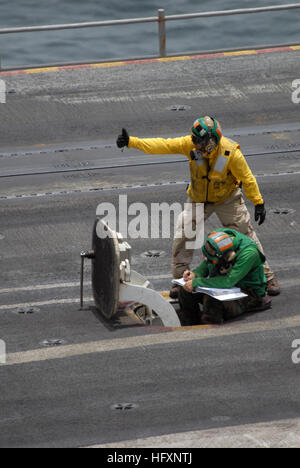 090801-N-9132C-064 GULF OF OMAN (Aug. 1, 2009) Aviation Boatswain's Mate (Equipment) 3rd Class James Deguise makes sure the catapult is ready to launch an aircraft off of the flight deck of the aircraft carrier USS Ronald Reagan (CVN 76) while Lt. Cmdr. Steven Thomas, the Shooter, gives the go-a-head sign. Ronald Reagan is deployed to the U.S. 5th Fleet area of responsibility. (U.S. Navy photo by Mass Communication Specialist Seaman Oliver Cole/Released) US Navy 090801-N-9132C-064 Aviation Boatswain's Mate (Equipment) 3rd Class James Deguise makes sure the catapult is ready to launch an aircra Stock Photo