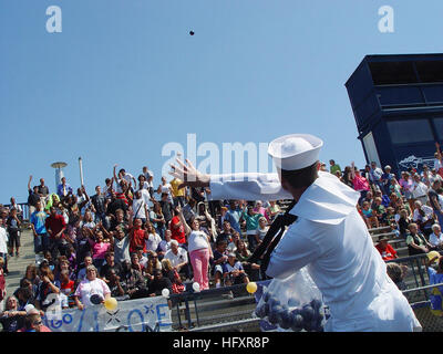 090903-N-2888Q-022 COLUMBUS, Ohio (Sept. 3, 2009) Petty Officer 3rd Class Stephen Hamby, assigned to Navy Operation Support Center Columbus, throws Navy foam baseballs to students from Whetstone High School. The U.S. Navy demonstration parachute team, the Leap Frogs, and the U.S. Naval Academy band Electric Brigade, visited the high school and performed as part of Central Ohio Navy Week, one of 21 weeks planned across America in 2009. Navy Weeks were designed to increase awareness in metropolitan areas that do not have a significant Navy presence. (U.S. Navy photo by Chief Mass Communication S Stock Photo