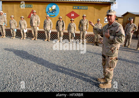 090907-N-9818V-098 CAMP MORRELL, Kuwait (Sept. 7, 2009) Master Chief Petty Officer of the Navy (MCPON) Rick West addresses Seabees at an awards ceremony after pinning the Seabee Combat Warfare insignia to nine newly-qualified Sailors at Camp Morrell. West is in the Central Command (CENTCOM) area of responsibility to meet and visit with Sailors. (U.S. Navy photo by Mass Communication Specialist 1st Class Jennifer A. Villalovos/Released) US Navy 090907-N-9818V-098 Master Chief Petty Officer of the Navy (MCPON) Rick West addresses Seabees at an awards ceremony after pinning the Seabee Combat Warf Stock Photo