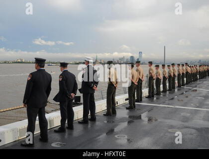 110908-N-PR310-016 NEW YORK (Sept. 8, 2011) New York City firefighters man the rails with Marines assigned to the 3rd Battalion, 9th Regiment aboard the amphibious transport dock ship USS New York (LPD 21) as the ship prepares to pass the National September 11 Memorial. New York has 7.5 tons of steel in her bow recovered from the World Trade Center and is in New York City for events and ceremonies surrounding the 10th anniversary of the Sept. 11, 2001 terrorist attacks. (U.S. Navy photo by Mass Communication Specialist 1st Class Corey Lewis/Released) US Navy 110908-N-PR310-016 Sailors and New  Stock Photo