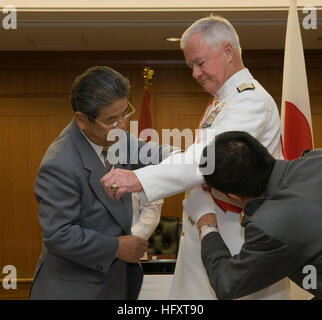090929-N-8623G-101 TOKYO, Japan (Sept. 29, 2009) Adm. Timothy J. Keating, commander of U.S. Pacific Command, is presented with the Grand Cordon of the Order of the Rising Sun from Japan Minister of Defense the Honorable Toshimi Kitazawa. Keating was presented the medal on behalf of the Emperor Japan. (U.S. Navy photo by Mass Communication Specialist 2nd Class Elisia V. Gonzales/Released) US Navy 090929-N-8623G-101 Adm. Timothy J. Keating, commander of U.S. Pacific Command, is presented with the Grand Cordon of the Order of the Rising Sun from Japan Minister of Defense the Honorable Toshimi Kit Stock Photo