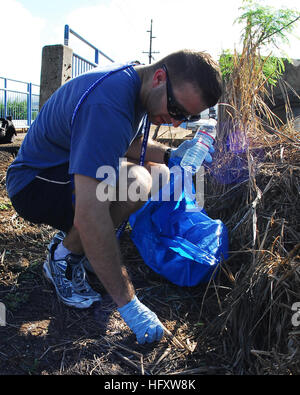 091017-N-0995C-006 HONOLULU (Oct. 17, 2009) Religious Programs Specialist 2nd Class Justin Robison collects trash near a bike path at Blaisdell Park. The Junior Sailors Association and the 1st Class Petty Officer's Association at Naval Station Pearl Harbor are working with the Honolulu Environmental Services Department to collect trash at Blaisdell Park. (U.S. Navy photo by Mass Communication Specialist 3rd Class Eric J. Cutright/Released) US Navy 091017-N-0995C-006 Religious Programs Specialist 2nd Class Justin Robison collects trash near a bike path at Blaisdell Park Stock Photo