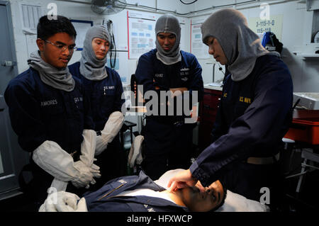 091021-N-3830J-098  PACIFIC OCEAN (Oct. 21, 2009) Cmdr. Tri Lac, medical officer aboard the amphibious command ship USS Blue Ridge (LCC 19), trains hospital corpsmen and stretcher bearers during a general quarters drill. Blue Ridge is the flagship for Commander, U.S. 7th Fleet. (U.S. Navy photo by Mass Communication Specialist 3rd Class Matthew D. Jordan/Released) US Navy 091021-N-3830J-098 Cmdr. Tri Lac, medical officer aboard the amphibious command ship USS Blue Ridge (LCC 19), Stock Photo